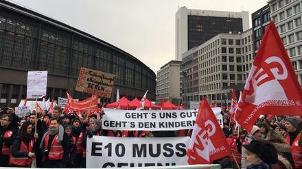 Geht's uns gut, geht's den Kindern gut - an der Friedrichstraße sammeln sich Dienstagmorgen Demonstranten.
