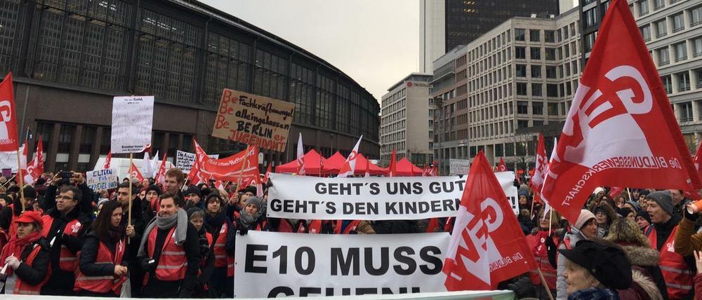 Geht's uns gut, geht's den Kindern gut - an der Friedrichstraße sammeln sich Dienstagmorgen Demonstranten.