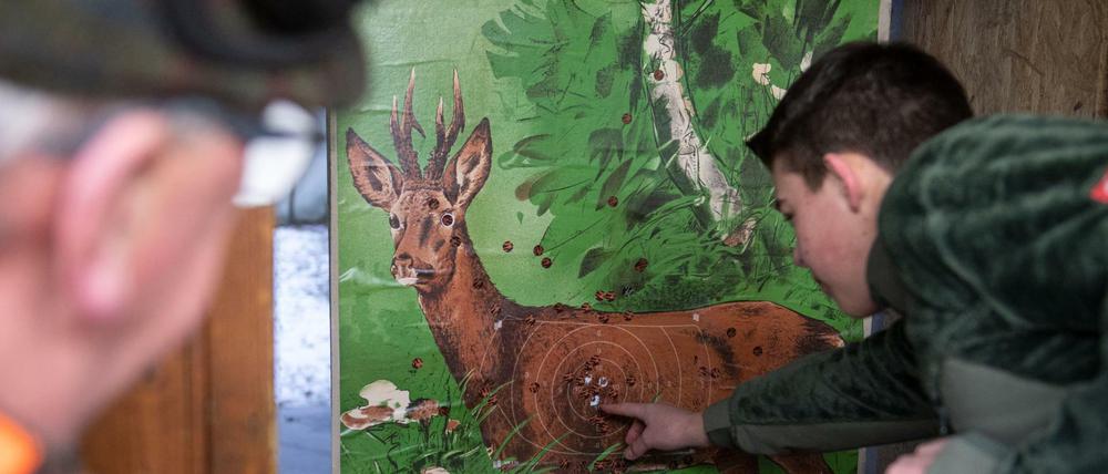 Das Interesse an der Jagd nimmt zu. Auch mehr Frauen und junge Leute büffeln für den Jagdschein. 