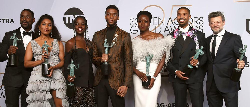 Das Ensemble von "Black Panther": Sterling K. Brown (l-r) Angela Bassett, Lupita Nyongo, Chadwick Boseman, Danai Gurira, Michael B. Jordan und Andy Serkis.