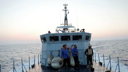 Mitglieder der sogenannten libyschen Küstenwache vor der Küste von Tripolis.