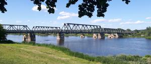 Blick vom Oder-Neisse-Radweg: In zwei Jahren soll die Europabrücke für Radfahrer geöffnet werden. 