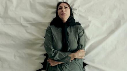 Horror. In "Leakage" von Suzan Iravanian tritt Erdöl aus dem Körper einer Frau.