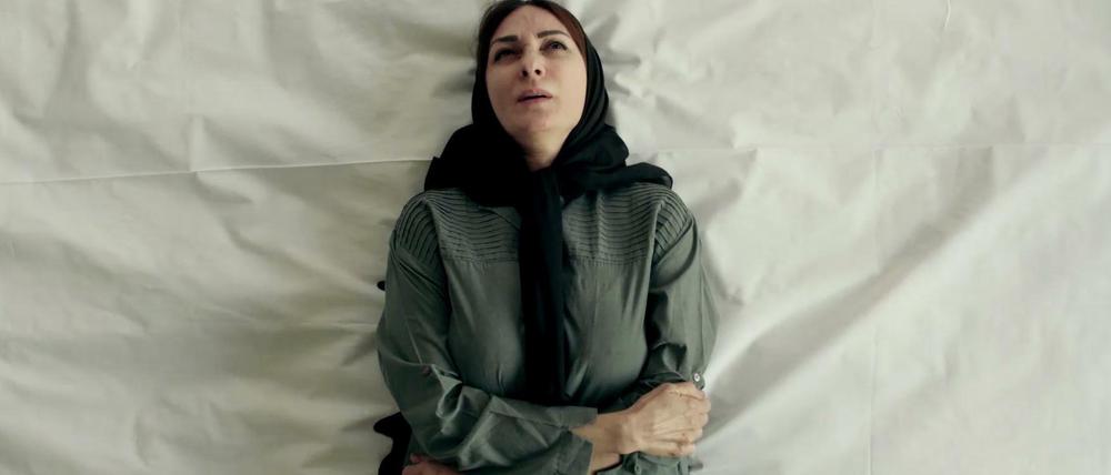 Horror. In "Leakage" von Suzan Iravanian tritt Erdöl aus dem Körper einer Frau.