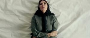 Horror. In "Leakage" von Suzan Iravanian tritt Erdöl aus dem Körper einer Frau.