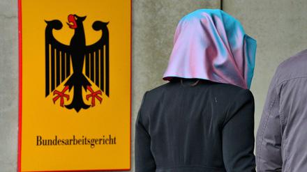 Eine junge Frau mit Kopftuch vor dem Bundesarbeitsgericht (Symbolbild) 