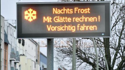 "Nachts Frost - Mit Glätte rechnen! - Vorsichtig fahren" steht auf einer Infotafel in Berlin.