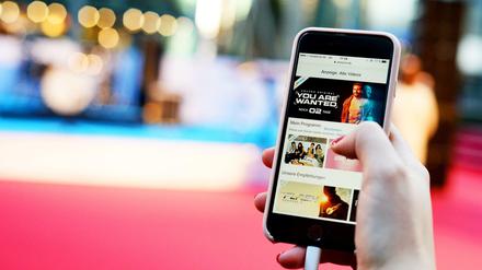 Das Smartphone als Fernbedienung, das funktioniert mit Streamingdiensten wie Amazon genauso gut wie beim Web-TV. Der Dienst Magine TV wird Ende Februar 2019 allerdings eingestellt.