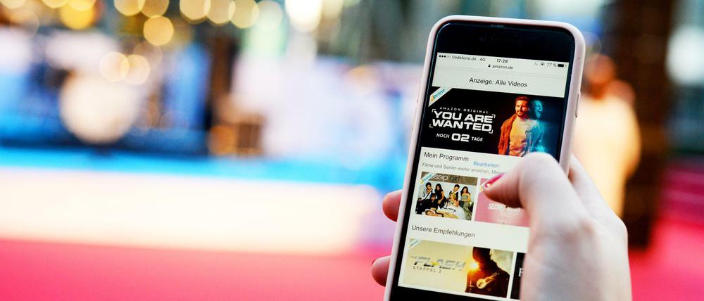 Das Smartphone als Fernbedienung, das funktioniert mit Streamingdiensten wie Amazon genauso gut wie beim Web-TV. Der Dienst Magine TV wird Ende Februar 2019 allerdings eingestellt.