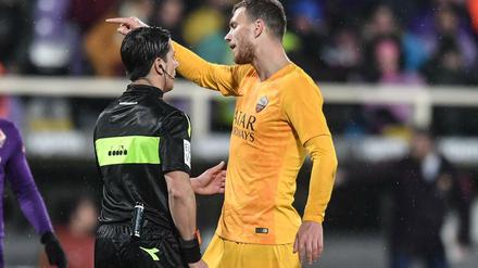 Uneinsichtig. Edin Dzeko (li.) und Schiedsrichter Gianluca Manganiello. 