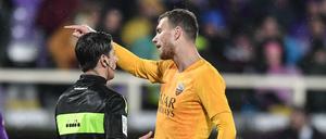 Uneinsichtig. Edin Dzeko (li.) und Schiedsrichter Gianluca Manganiello. 