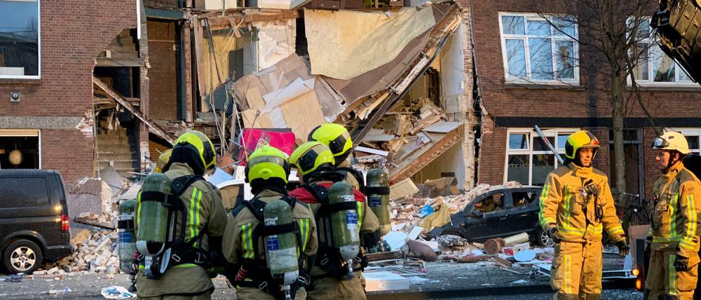 Feuerwehrleute sind nach einer Gasexplosion in einem Wohnhaus im niederländischen Den Haag im Einsatz.
