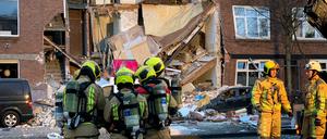 Feuerwehrleute sind nach einer Gasexplosion in einem Wohnhaus im niederländischen Den Haag im Einsatz.