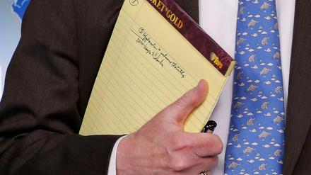 John Bolton hält seinen Notizblock 