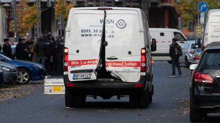 19.10.2018, nahe Alex. Der Geldtransporter mit den aufgebrochenen Türen.