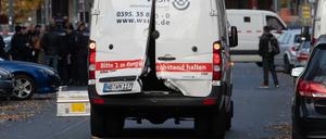 19.10.2018, nahe Alex. Der Geldtransporter mit den aufgebrochenen Türen.