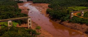 Eine Eisenbahnbrücke, die in Folge des Dammbruchs in Brasilien zerstört wurde.