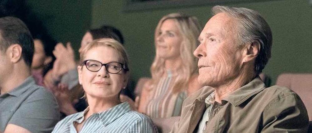 Altersmilde. Mary (Dianne Wiest) hat es nicht leicht mit Schwerenöter Earl (Clint Eastwood).