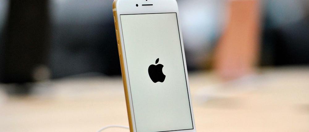 Ein iPhone 7 in einem Apple Store.