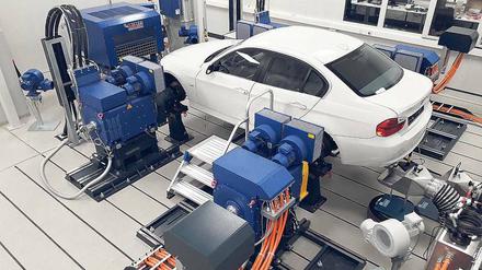 Vehicle-in-the-Loop. Einer der neuen experimentellen Prüfstände des Versuchszentrums für Automobile in Wedding. 