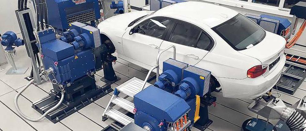Vehicle-in-the-Loop. Einer der neuen experimentellen Prüfstände des Versuchszentrums für Automobile in Wedding.