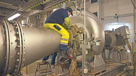 Ekliges Unterfangen. Bei einer verstopften Wasserpumpe müssen die Mitarbeiter Hand anlegen. Von allein lösen sich die festen Klumpen, die wie eine Barriere wirken, nicht auf. An Alternativen wird geforscht.