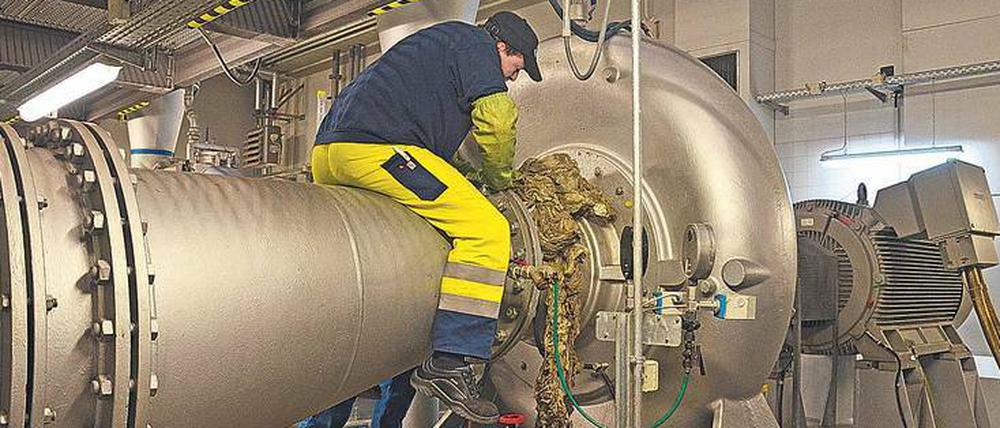 Ekliges Unterfangen. Bei einer verstopften Wasserpumpe müssen die Mitarbeiter Hand anlegen. Von allein lösen sich die festen Klumpen, die wie eine Barriere wirken, nicht auf. An Alternativen wird geforscht.