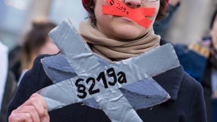 Demonstrantin gegen den § 219a während einer Kundgebung am Wochenende
