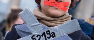 Demonstrantin gegen den § 219a während einer Kundgebung am Wochenende