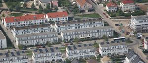 Blick auf Einfamilien- und Reihenhäuser