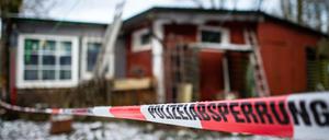 Ein Absperrband der Polizei ist vor einem Gebäude auf dem Campingplatz Eichwald zu sehen. 