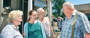 Wird Rudis Plan Krause gefallen? Polizeihauptmeister Horst Krause kümmert sich seit seiner Pensionierung mit Schwester Elsa um den Gasthof im brandenburgischen Schönhorst (v. l. n. r. Carmen-Maja Antoni, Angelika Böttiger, Tilo Prückner, Horst Krause) . 
