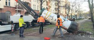Arbeiter entfernen im Auftrag der Wall AG eine Litfaßsäule in der Wichertstraße in Prenzlauer Berg.