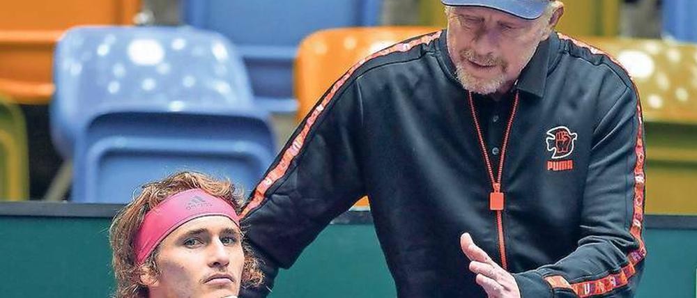 Alles verstanden? Boris Becker redet auf Alexander Zverev ein. 