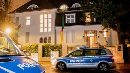 Zwei Polizeifahrzeuge stehen vor der Botschaft der Republik Kamerun in Berlin-Westend. Die Botschaft der Republik Kamerun in Berlin-Westend war in der Nacht zum Sonntag besetzt worden.