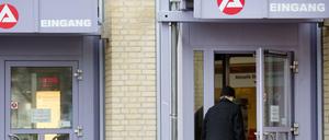 Ein Mann geht in ein Gebäude der Agentur für Arbeit.