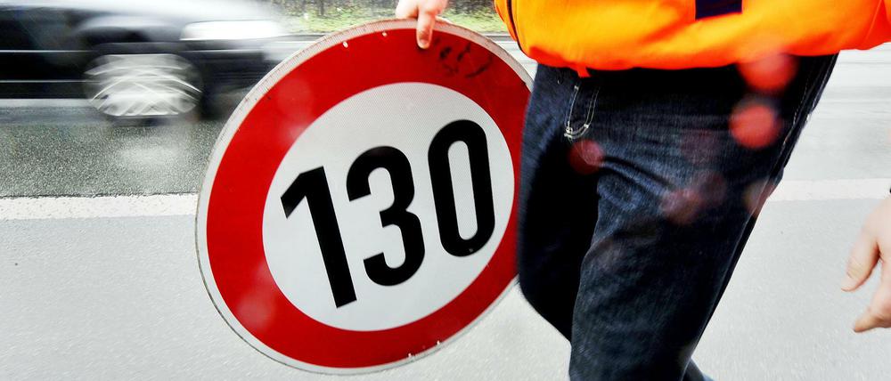 Wird wieder abgebaut: Die Diskussion um ein allgemeines Tempolimit von 130 km/h. Hier baut ein Mitarbeiter der Autobahnmeisterei ein Schild zur Höchstgeschwindigkeit von 130 Stundenkilometern ab.