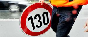 Wird wieder abgebaut: Die Diskussion um ein allgemeines Tempolimit von 130 km/h. Hier baut ein Mitarbeiter der Autobahnmeisterei ein Schild zur Höchstgeschwindigkeit von 130 Stundenkilometern ab.
