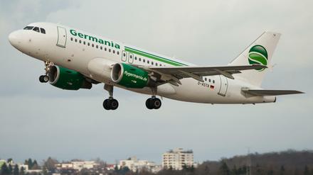 Ein Airbus A319 der deutschen Fluggesellschaft Germania hebt vom Flughafen ab.