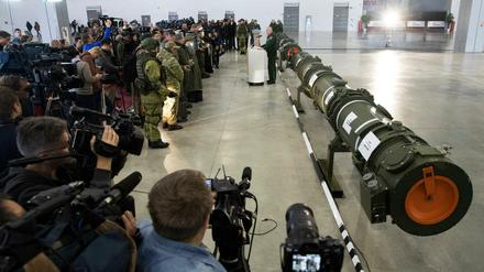 Der Stein des Anstoßes: Internationale Militärexperten und Journalisten verfolgen die Präsentation des neuen russischen Marschflugkörpers vom Typ 9M729.