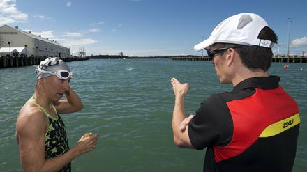 Ab ins Wasser. Triathletin Anne Haug vertraut auf ihren Coach Dan Lorang.