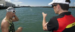 Ab ins Wasser. Triathletin Anne Haug vertraut auf ihren Coach Dan Lorang.
