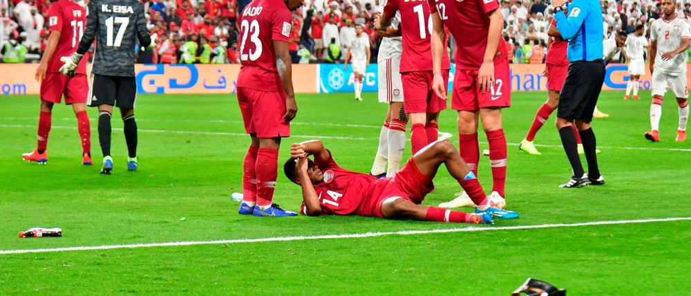 Getroffen: Die Spieler Katars wurden mit Schuhen und Plastikflaschen beworben