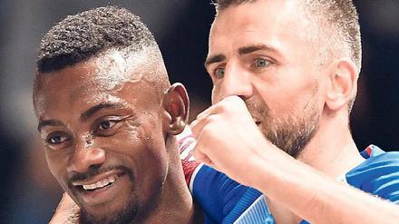 erzeit getrennt. Salomon Kalou (l.) ist momentan nicht gesetzt an der Seite von Sturmführer Vedad Ibisevic. 