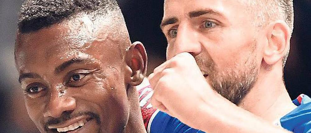 erzeit getrennt. Salomon Kalou (l.) ist momentan nicht gesetzt an der Seite von Sturmführer Vedad Ibisevic.