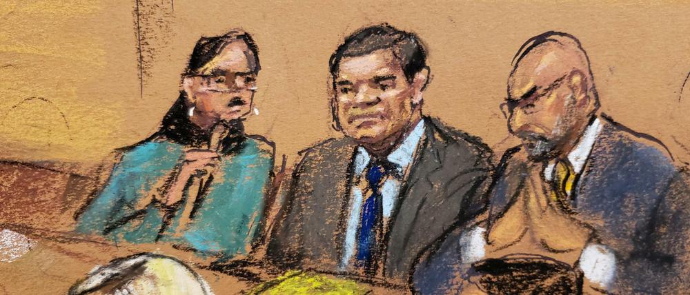 Der angeklagte mexikanische Drogenboss "El Chapo" sitzt vor Gericht zwischen seinen Anwälten.