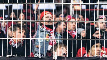 „Fuß-ball-gott!“ Zum ersten Mal richtig laut wird es im Stadion des 1. FC Union traditionell schon vor dem Anpfiff.