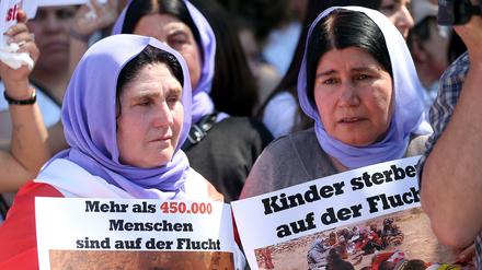 Demonstranten protestieren 2015 unter dem Fernsehturm in Berlin gegen die Verfolgung der Jesiden durch den islamischen Staat im Nordirak.