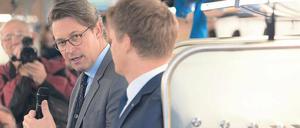 Mittendrin. Verkehrsminister Andreas Scheuer mit Bahn-Chef Richard Lutz im ICE.