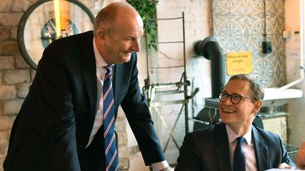 Dietmar Woidke (SPD, l), Ministerpräsident von Brandenburg, mit Michael Müller (SPD), Regierender Bürgermeister von Berlin.